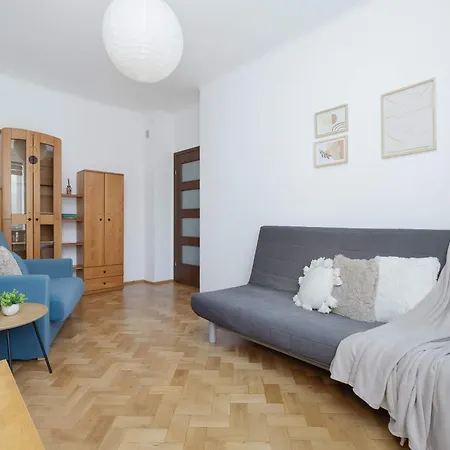 Functional With A Workspace Near The Rose Garden By Renters *