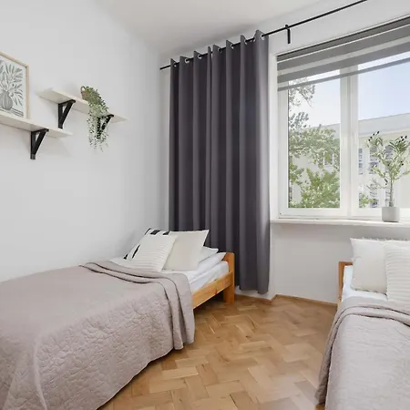 Functional With A Workspace Near The Rose Garden By Renters *