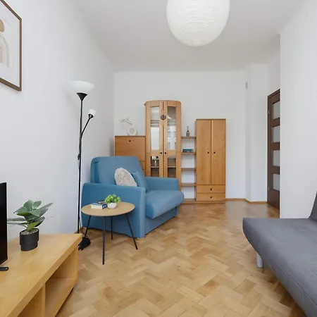 Functional With A Workspace Near The Rose Garden By Renters