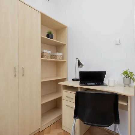 Functional With A Workspace Near The Ogrod Rozana By Renters Appartement