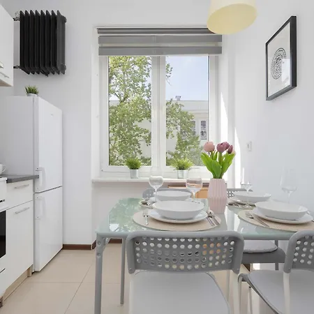 Functional With A Workspace Near The Rose Garden By Renters アパート *