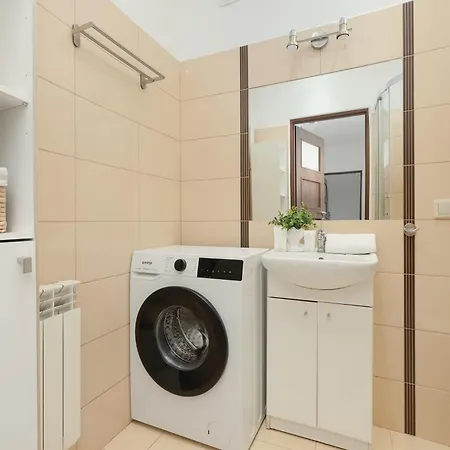 Functional With A Workspace Near The Rose Garden By Renters